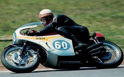 mike-hailwood-sur-honda-250-rc-166-au-gp-250-cc-hockenheim.jpg
