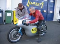 norman-et-john-surtees-sur-une-250-bbs-1.jpg